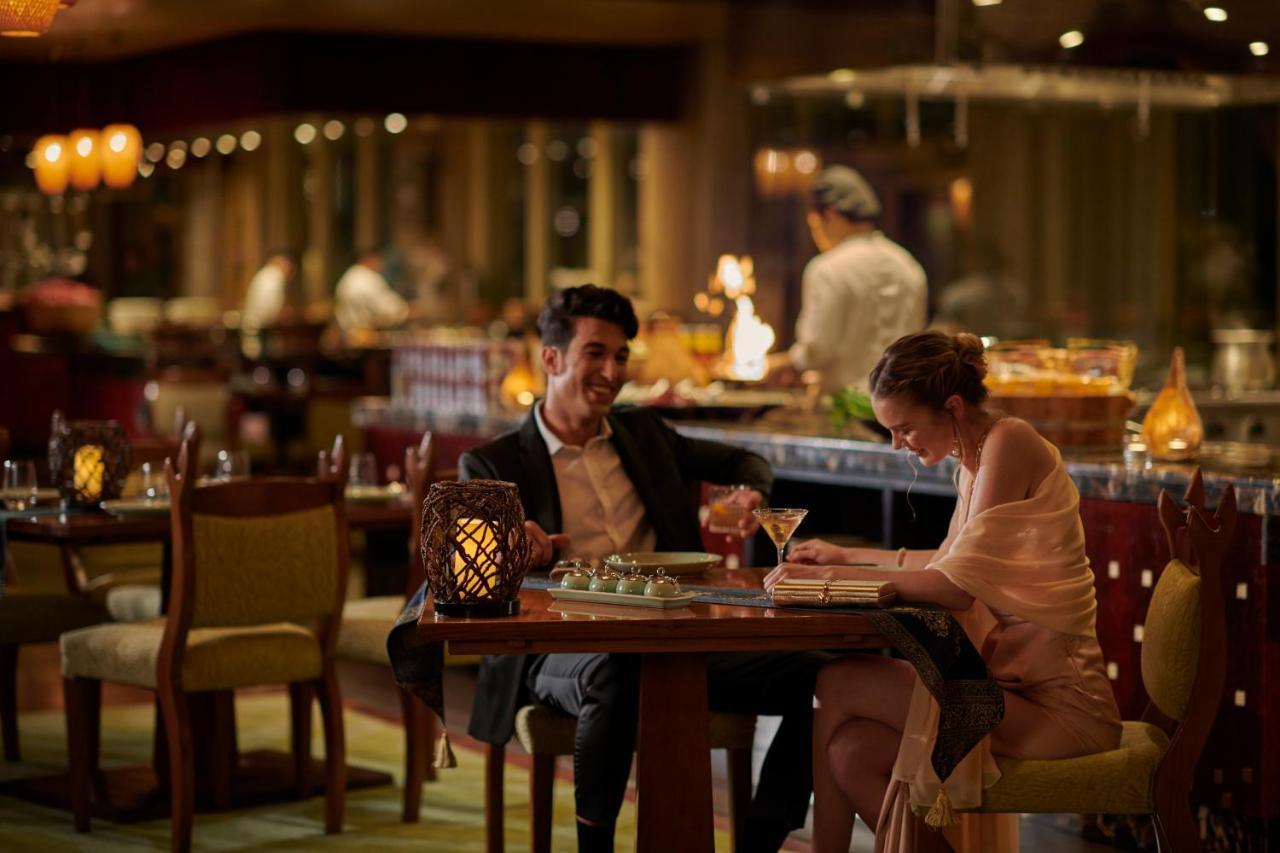 Grand Hyatt Doha Hotel & Villas Exterior foto A couple dining at the restaurant