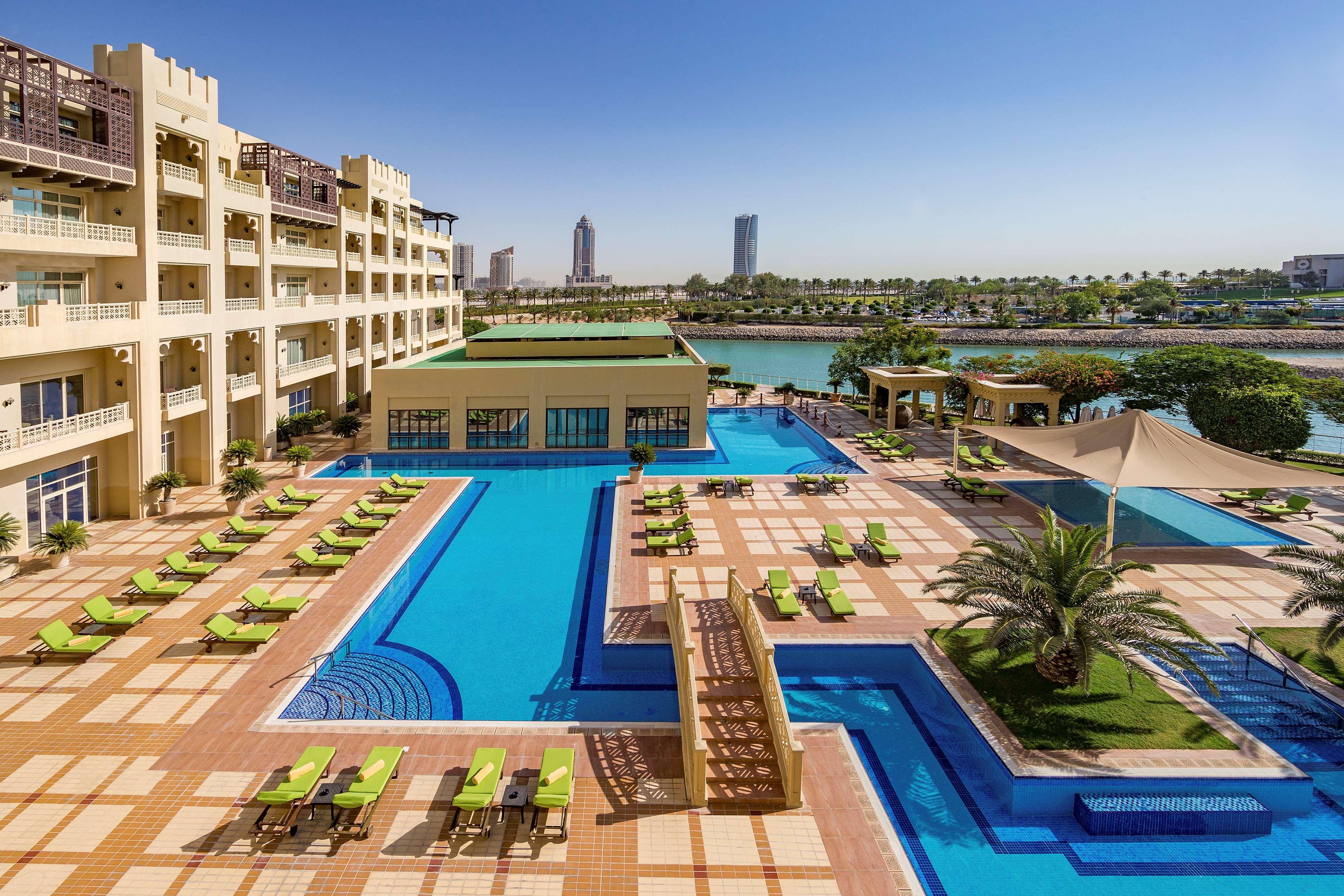 Grand Hyatt Doha Hotel & Villas Exterior foto The swimming pool at the Jumeirah Lakes Towers