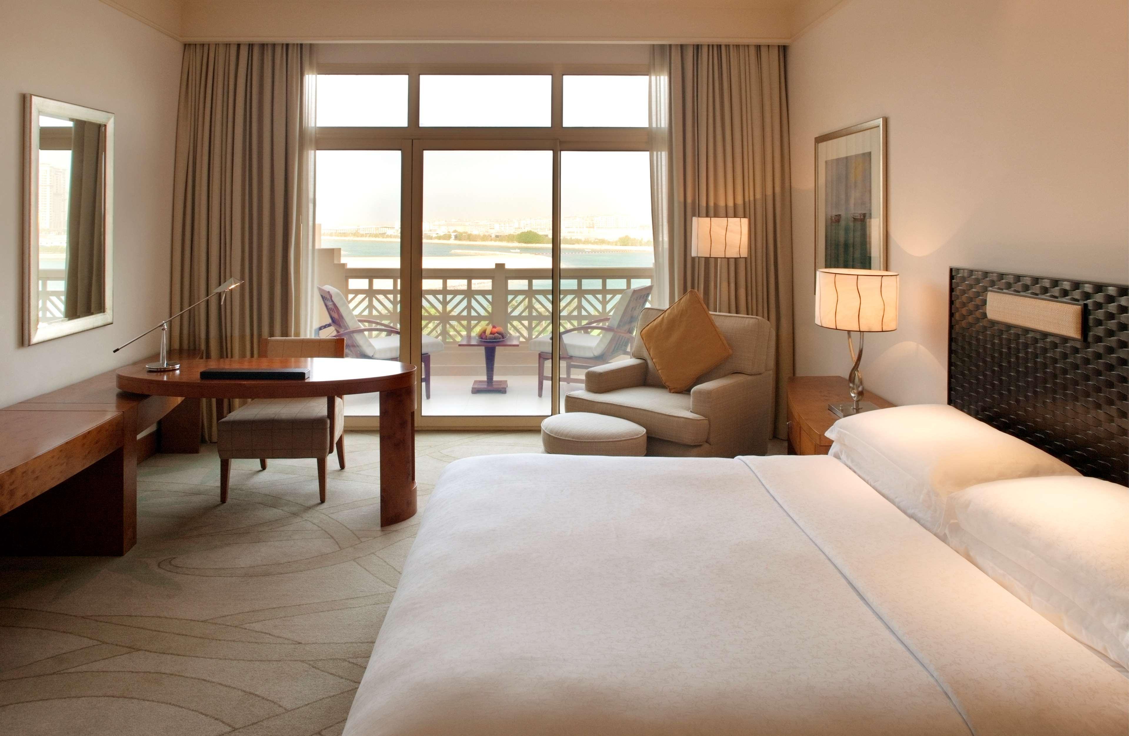 Grand Hyatt Doha Hotel & Villas Exterior foto A guest room at the Jumeirah Beach Hotel