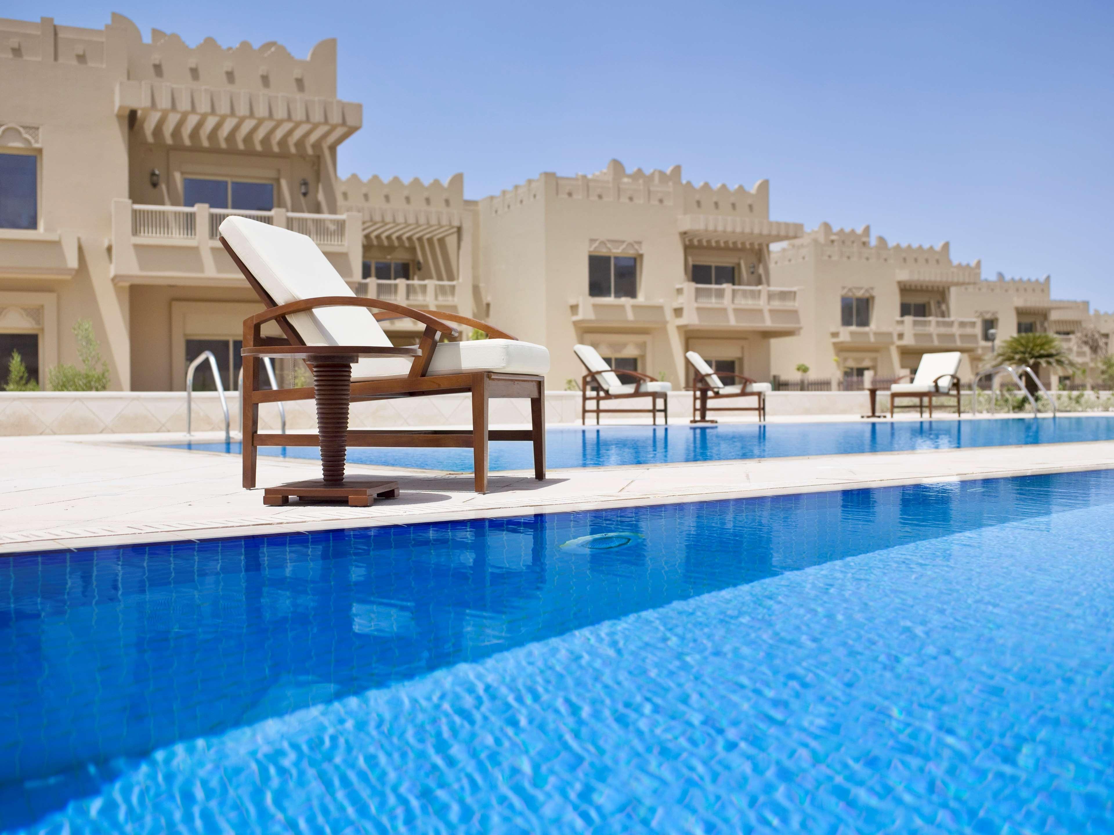 Grand Hyatt Doha Hotel & Villas Exterior foto The swimming pool at the resort